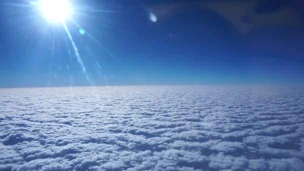 Παράθυρο Άποψη Από Ένα Αεροσκάφος Πάνω Από Διάσπαρτα Σύννεφα — Αρχείο Βίντεο