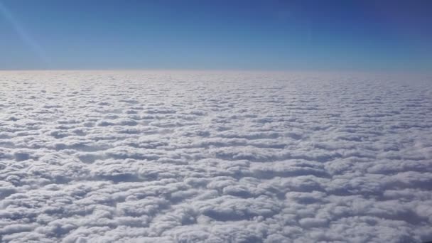 Dağınık Bulutların Üzerindeki Bir Uçağın Pencere Manzarası — Stok video