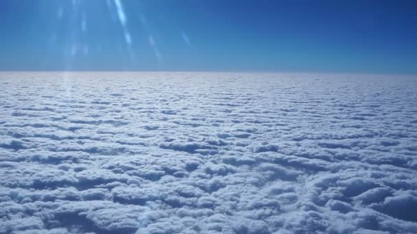 Dağınık Bulutların Üzerindeki Bir Uçağın Pencere Manzarası — Stok video
