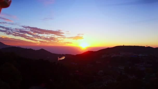 Güzel Gün Batımı Dağların Ardında — Stok video