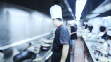Lokanta mutfağında aşçıların hareketleri bulanıklaştı.