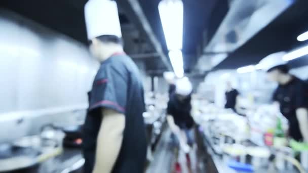 Szakácsok Elmosódott Mozgása Éttermi Konyhában — Stock videók