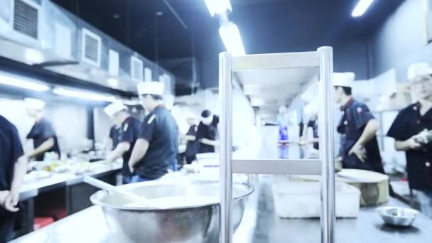 レストランのキッチンで料理するシェフのぼやけた動き — ストック動画