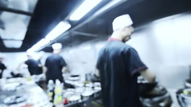 레스토랑 부엌에서 요리사의 — 비디오