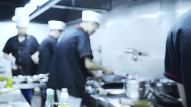 Mișcarea Încețoșată Bucătarilor Gătit Bucătăria Restaurantului — Videoclip de stoc