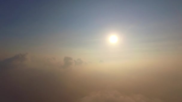Σύννεφο Ουρανό Πάνω Από Βουνά Κατά Διάρκεια Του Ηλιοβασιλέματος — Αρχείο Βίντεο