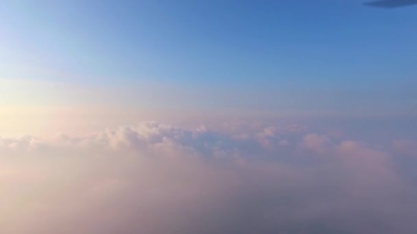 Bewolkte Lucht Boven Bergen Tijdens Zonsondergang — Stockvideo