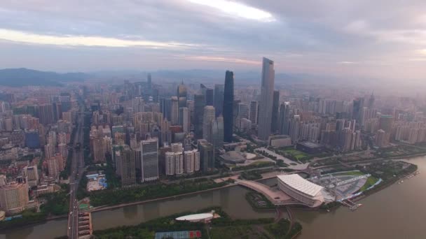 昼間の道路交通を備えた現代アジアの都市建築の空中観察 — ストック動画