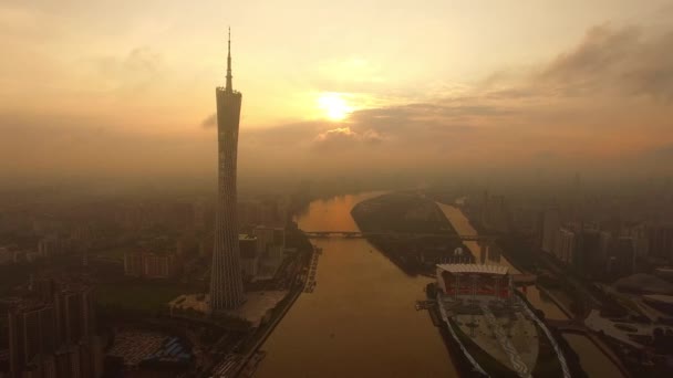 日没時の広州市の空中ドローンビュー — ストック動画