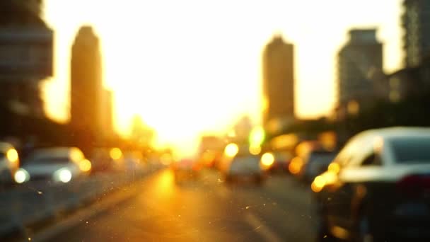 日の出時に車窓から見える道路交通のシティスケープ — ストック動画