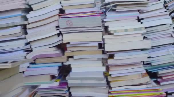 Stapel Alter Bücher Der Bibliothek — Stockvideo