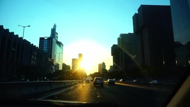 Gün Doğumunda Araba Penceresinden Görülen Trafik Manzarası — Stok video