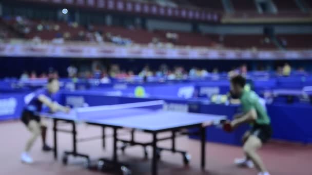 Wazig Zicht Mannen Die Ping Pong Spelen — Stockvideo