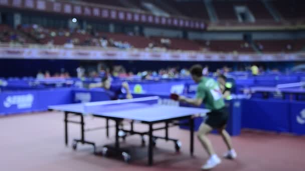 Verschwommene Sicht Auf Männer Die Ping Pong Spielen — Stockvideo