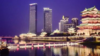 Çin ve Asya 'daki modern şehrin gece manzarası. 
