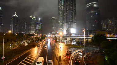 Çin 'in modern şehrinde gece ulaşım 