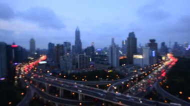 Şangay neon gece karayolu ve Çin 'de aydınlık gökdelenler.