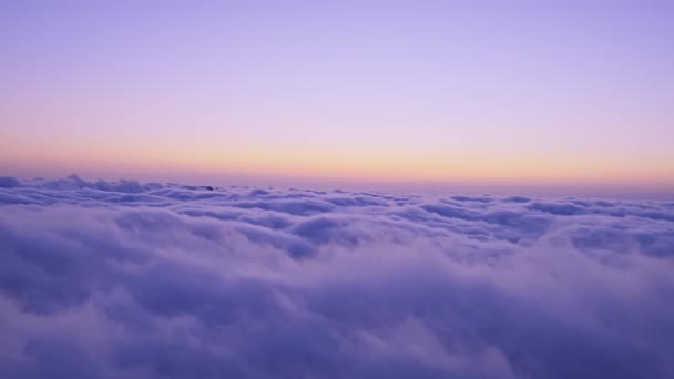 Вид Білі Хмари Над Горами Під Час Сходу Сонця — стокове відео