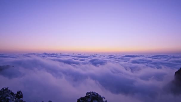 Сценический Вид Белых Облаков Над Горами Время Восхода Солнца — стоковое видео