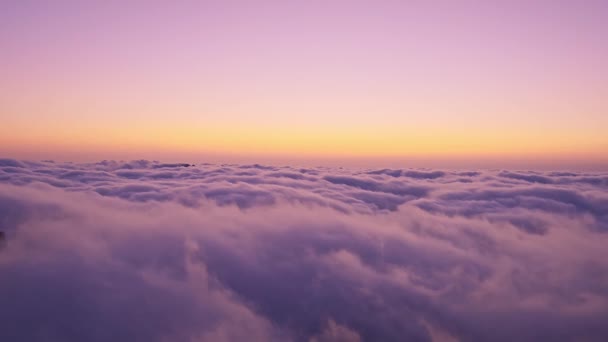 Malowniczy Widok Białe Chmury Nad Górami Podczas Wschodu Słońca — Wideo stockowe