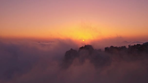 Vista Panorámica Nubes Blancas Sobre Las Montañas Durante Amanecer — Vídeo de stock