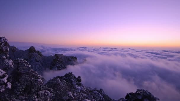 Vista Panorámica Nubes Blancas Sobre Las Montañas Durante Amanecer — Vídeo de stock