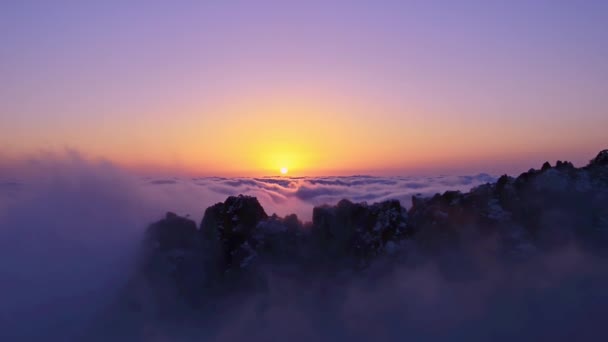 日の出の間 山の上の白い雲の景色を眺める — ストック動画