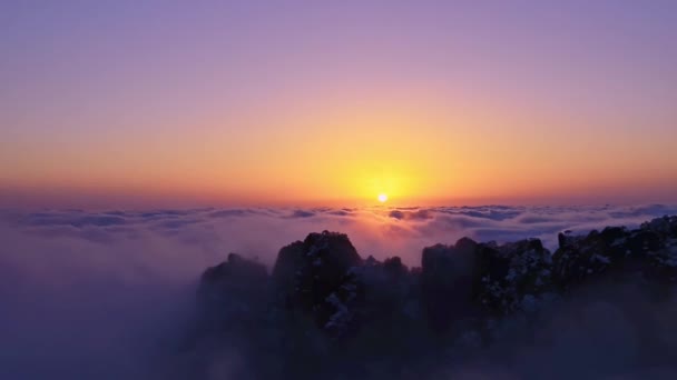 Güneş Doğarken Dağların Tepesindeki Beyaz Bulutların Manzarası — Stok video