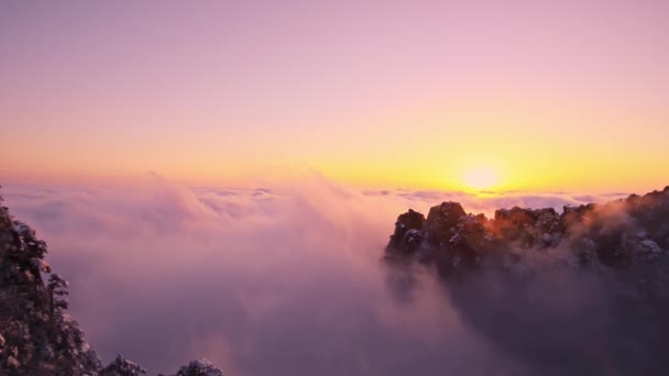 Vue Panoramique Des Nuages Blancs Dessus Des Montagnes Pendant Heure — Video