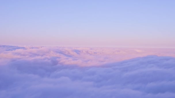 Vista Panoramica Nuvole Bianche Sopra Montagne Durante Alba — Video Stock