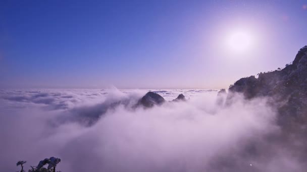 Scénický Pohled Bílé Mraky Nad Horami Během Východu Slunce — Stock video