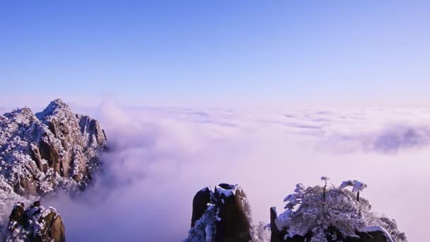 Vista Panoramica Nuvole Bianche Sopra Montagne Durante Alba — Video Stock