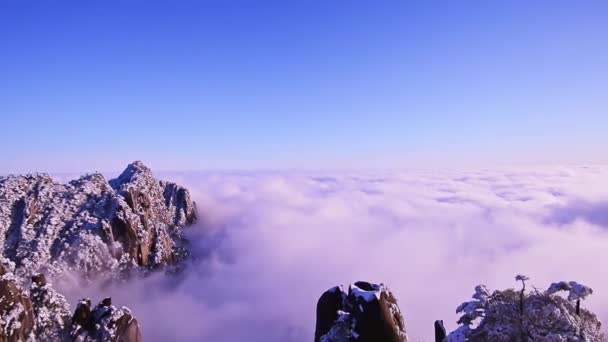 Vista Panorámica Nubes Blancas Sobre Las Montañas Durante Amanecer — Vídeos de Stock