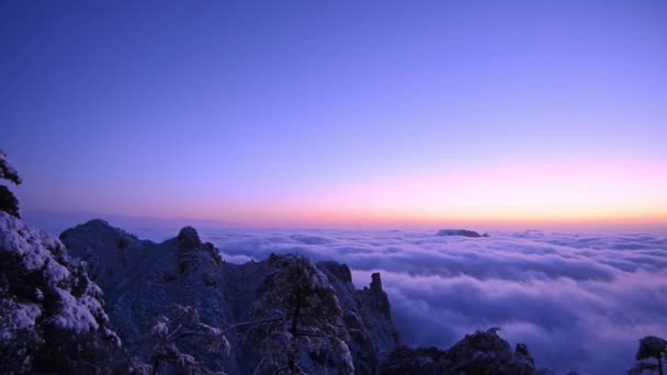 Vedere Scenică Norii Albi Deasupra Munților Timpul Răsăritului Soarelui — Videoclip de stoc