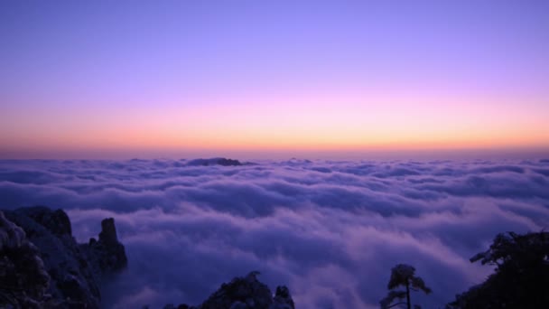 Malowniczy Widok Białe Chmury Nad Górami Podczas Wschodu Słońca — Wideo stockowe