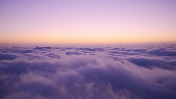 Pemandangan Awan Putih Atas Gunung Selama Matahari Terbit — Stok Video
