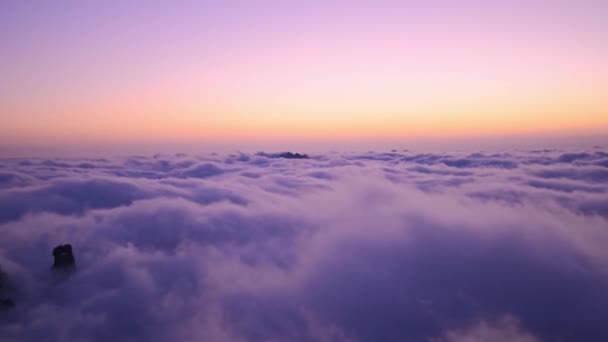 Vista Panorâmica Das Nuvens Brancas Acima Das Montanhas Durante Nascer — Vídeo de Stock