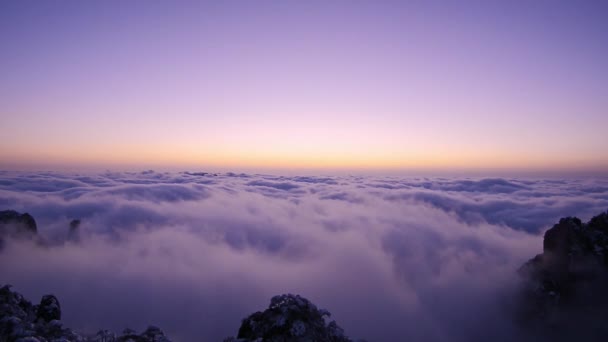 Vista Panorámica Nubes Blancas Sobre Las Montañas Durante Amanecer — Vídeos de Stock
