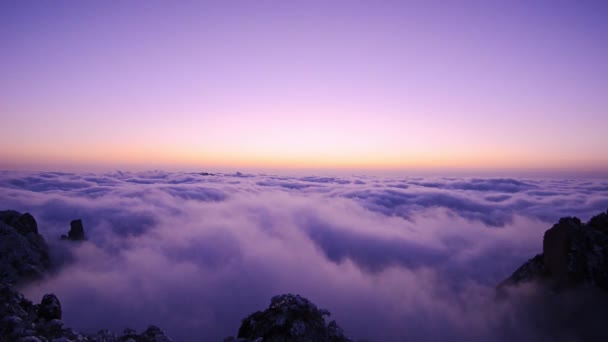 Scenic Uitzicht Witte Wolken Boven Bergen Tijdens Zonsopgang — Stockvideo