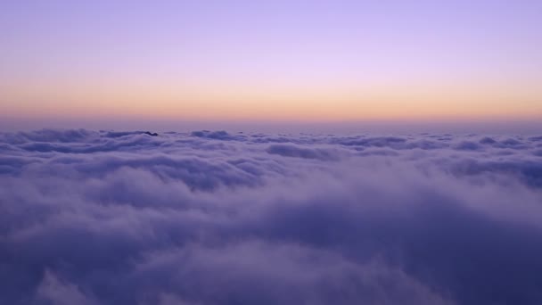 Vue Panoramique Des Nuages Blancs Dessus Des Montagnes Pendant Heure — Video
