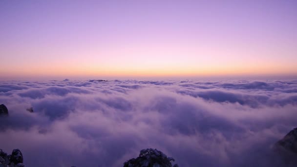 Vista Panorâmica Das Nuvens Brancas Acima Das Montanhas Durante Nascer — Vídeo de Stock