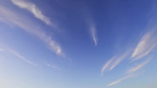 Όμορφα Άσπρα Σύννεφα Στον Γαλάζιο Ουρανό — Αρχείο Βίντεο