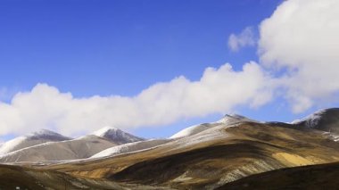 Qinghai, Çin 'deki Qilian Dağlarının manzarası