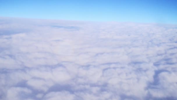 Bílé Mraky Modré Obloze Pohled Okna Letadla — Stock video