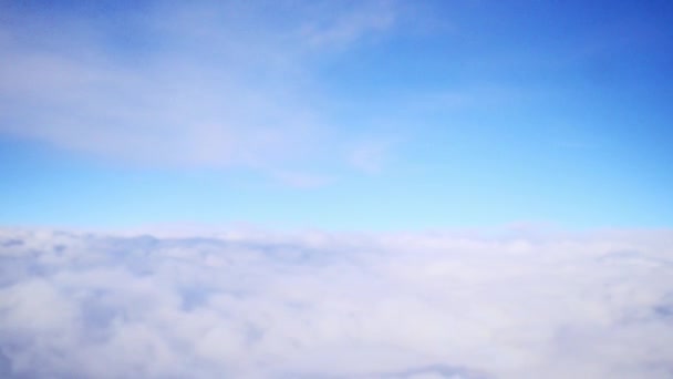 Vita Moln Blå Himmel Från Plana Fönster — Stockvideo