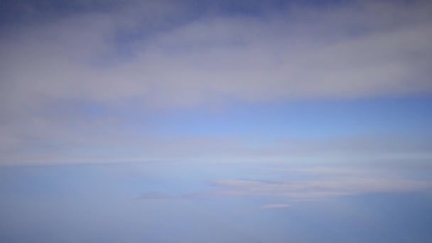 Λευκά Σύννεφα Στον Γαλάζιο Ουρανό Θέα Από Παράθυρο Του Αεροπλάνου — Αρχείο Βίντεο