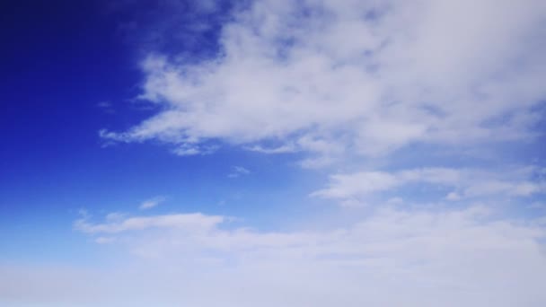 Λευκά Σύννεφα Στον Γαλάζιο Ουρανό Θέα Από Παράθυρο Του Αεροπλάνου — Αρχείο Βίντεο