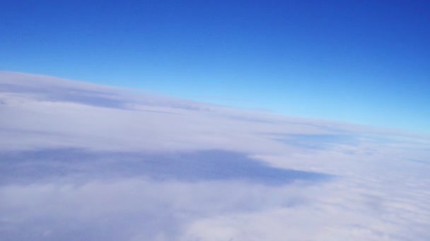 Weiße Wolken Blauen Himmel Blick Aus Dem Flugzeugfenster — Stockvideo
