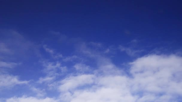 Fehér Felhők Kék Égen Kilátás Repülőgép Ablakából — Stock videók