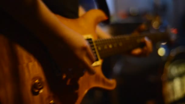 Крупним Планом Чоловік Грає Гітарі Концерті — стокове відео